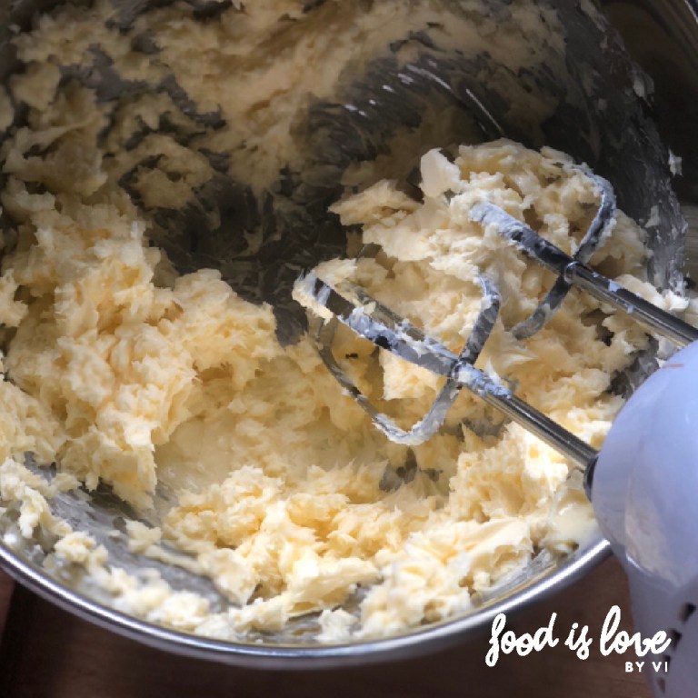 FOODISLOVE LavenderLemonCake3.jpg